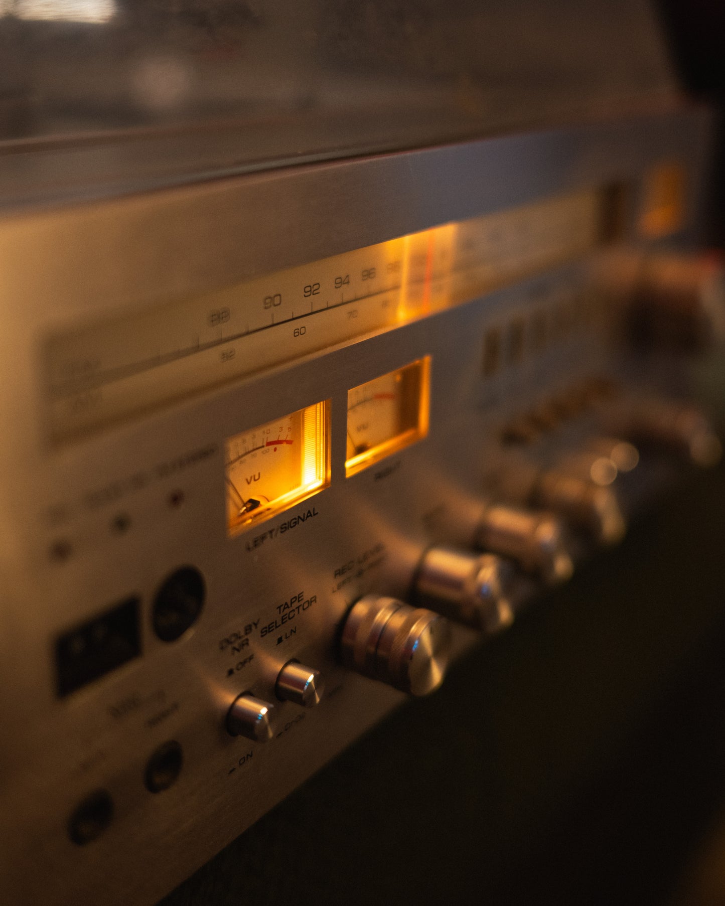 [Complete Sound System] Akai ac3800 Amplifier + Built-in Vinyl pickup with Akai Speakers